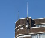 Zijkant van de bovenverdieping, met de vlaggenmasten.
              <br/>
              Richard Keijzer, 2015-10-09